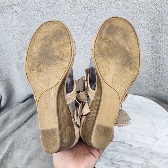Yellowbox Shoes Womens Size 7 Feather Tan Suede Open-Toe Wedge Sandals *GUC* - Picture 7 of 13